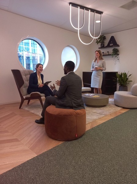 Capital A Zitje met AI mensen