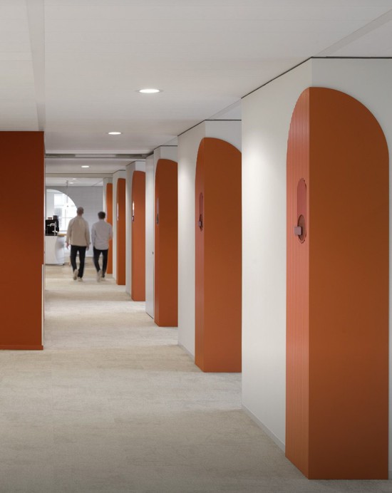 Hal met oranje lambrizering Hal met oranje lambrizering