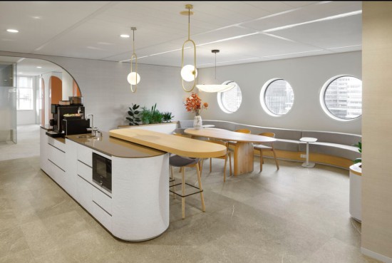 Koffiecorner licht en leeg Koffiecorner licht en leeg