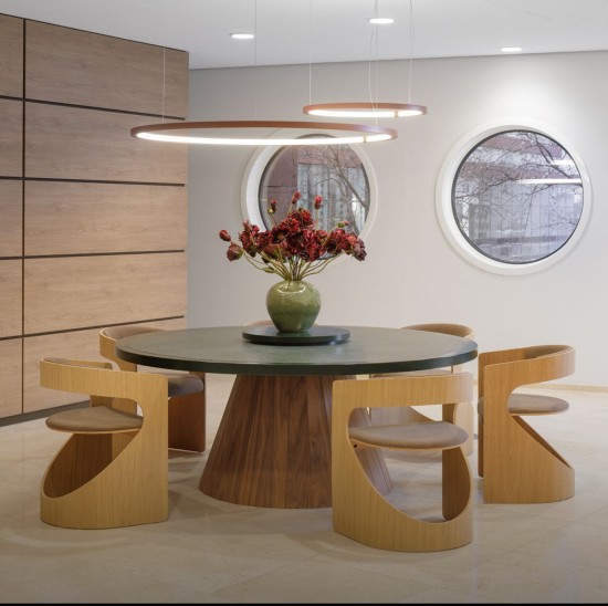 Ronde tafel met bloemen